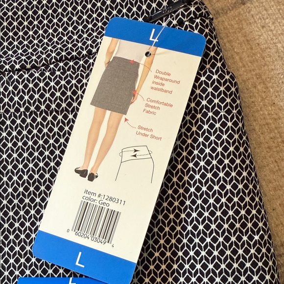 NWT Chic Black and White Mini Skirt - Picture 4 of 8